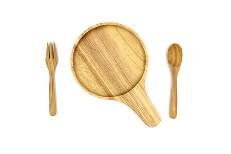 白色背景的木制盘子勺子和叉子