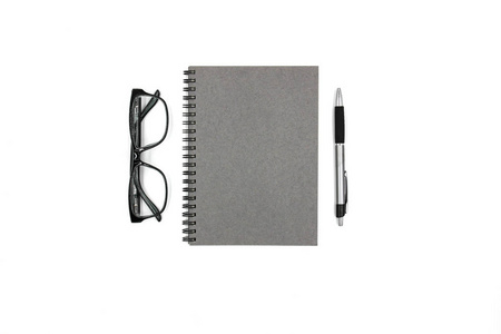 白色背景的笔记本钢笔和眼镜