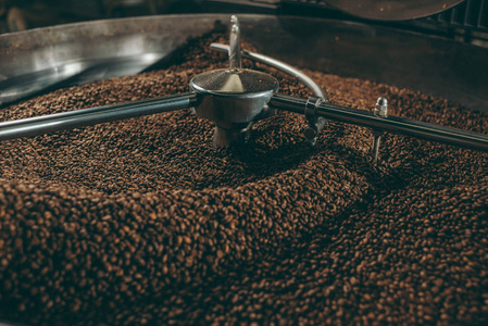 近距离观看机器烘焙咖啡豆