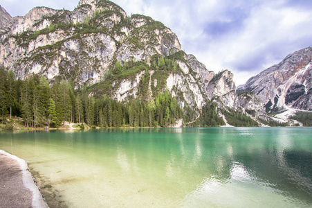 Braies 湖在白云岩, 意大利