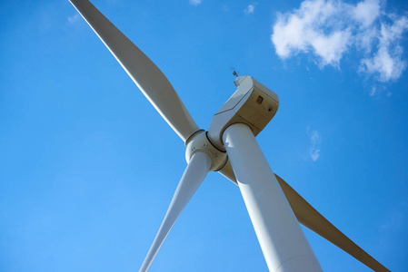 风力发电站。风力发电是利用气流通过风力涡轮机来机械地为发电机供电。 风电场是一组风力涡轮机，在同一地点用于生产电力。