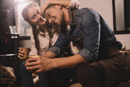 快乐的一对夫妇在咖啡店工作期间休息喝杯咖啡