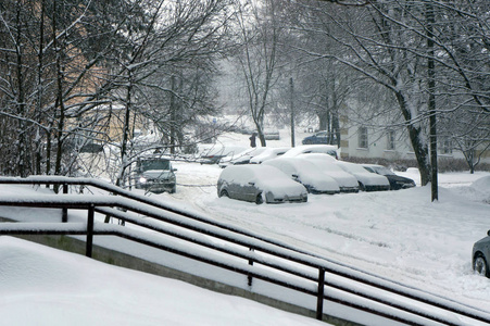 汽车上的雪。冬季城市场景