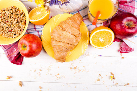 健康的早餐。各种分类集。橙汁, 麦片, 羊角面包和水果