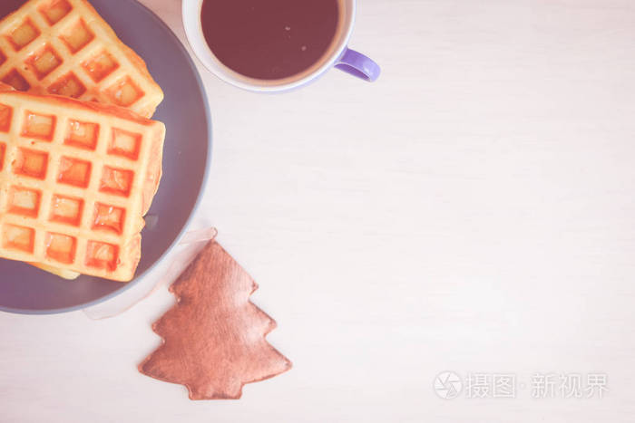 冬季风格的美味糕点。光桌背景上的华夫饼特写。对美味自然装饰的顶面看法。圣诞节经典生活