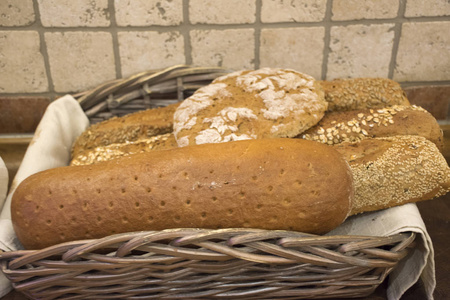 面包和面包在藤条柳条篮子为人吃早餐