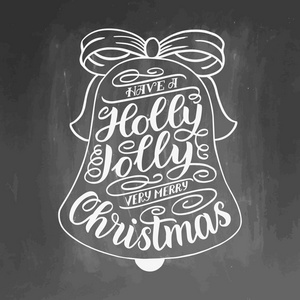 圣诞快乐。手刻字贺卡与圣诞铃铛框架。复古排版设计。黑板背景用白色字母的矢量插图