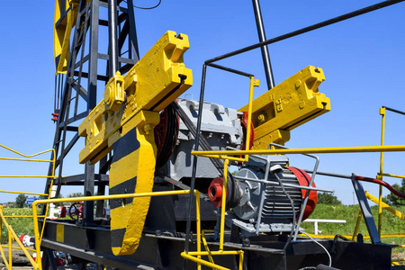 平衡重量和减速机的一口油井抽油机照片