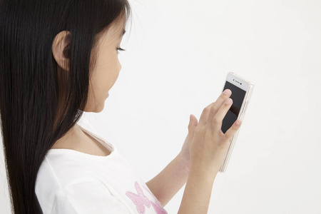 小女孩用的手机图片