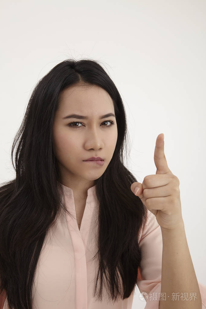 一个年轻愤怒的女人手指着镜头的画像