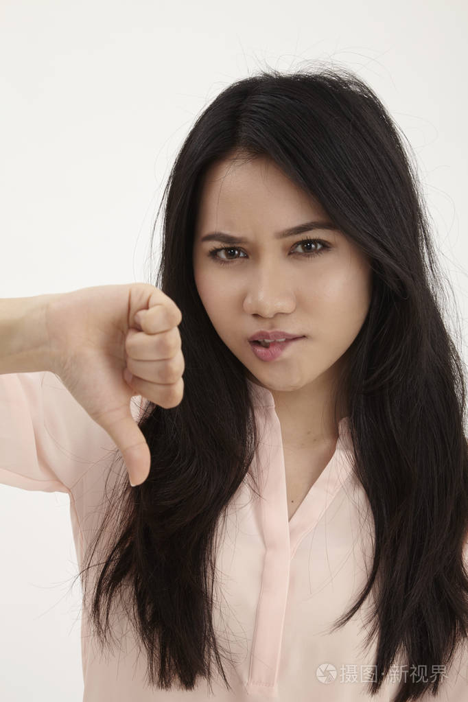 愤怒的马来女人,拇指朝下放在白色背景上
