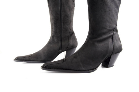 女性黑色皮革靴子白色背景，隔离产品，鞋类。