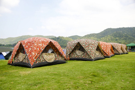 帐篷坐落在丛林与河流图片