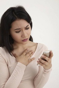 女人看着智能手机感到难过