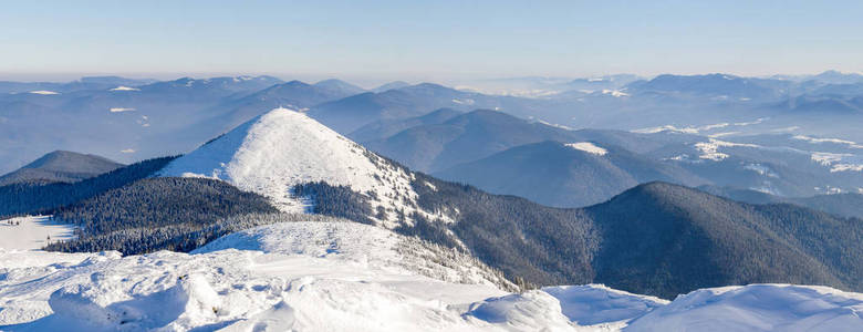 冬山景观 panorana。白雪山