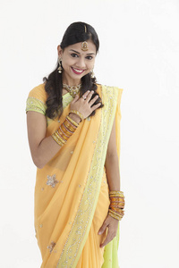 印度女人穿着迷人的传统服装，带欢迎标志