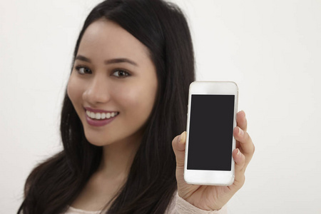 马来妇女在智能手机上显示空白显示
