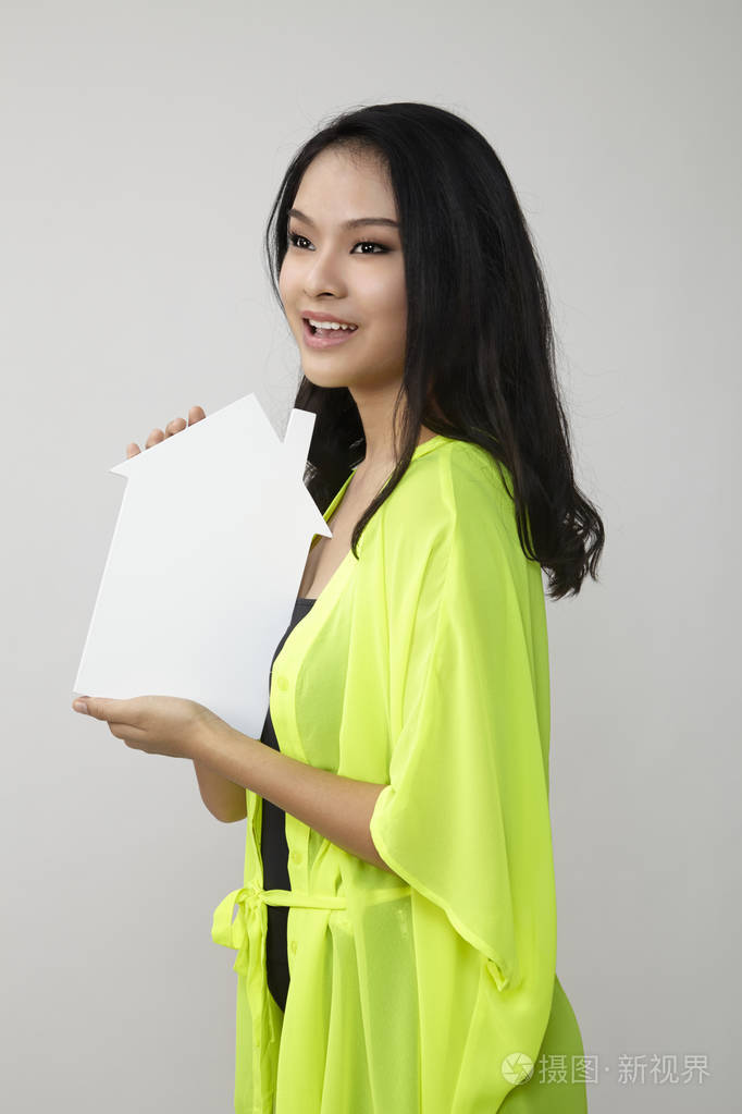 举着房子形状的木板的女人