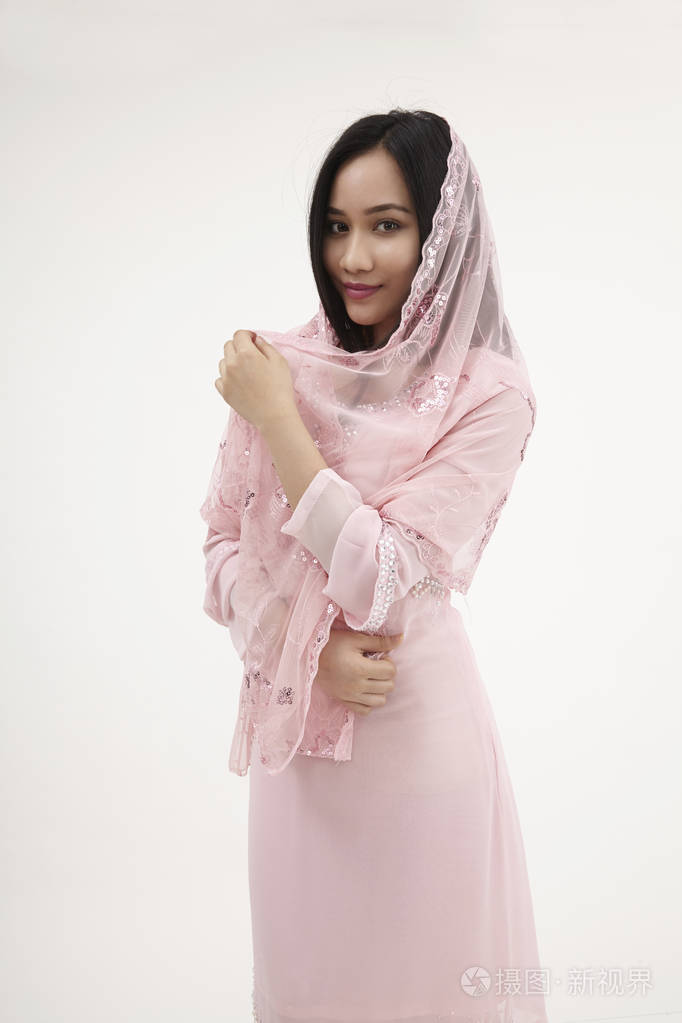 穿着粉红色巴朱古伦传统服装的马来女子在画室摆姿势