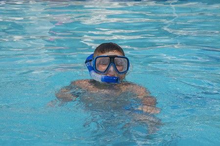 那个带着潜水设备在水里的小男孩照片