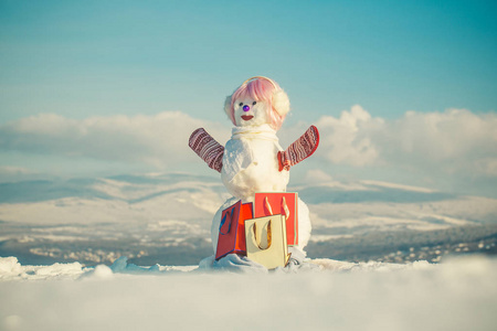 雪人女孩在冬天粉红色假发头发与袋子