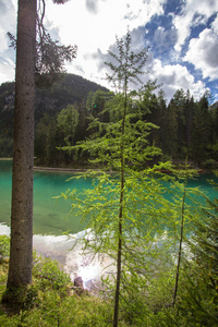 Braies 湖在白云岩, 意大利