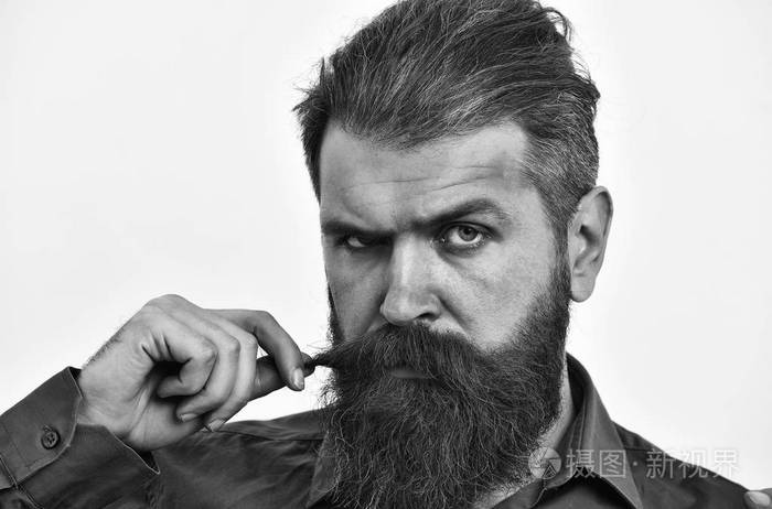 严重的大胡子的男人时髦穿橙色衬衫上白色孤立