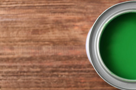锡罐与明亮的绿色油漆模糊背景特写