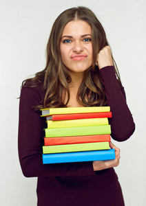 学生妇女拿着一大堆书，考试概念有问题