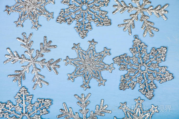 蓝色背景上的银色雪花