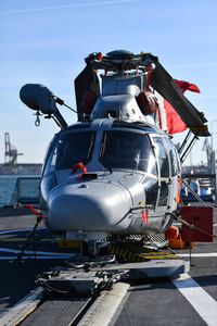 在护卫舰平台上的直升飞机图片