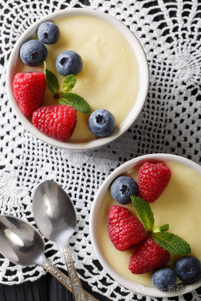 香草布丁装饰覆盆子和蓝莓关闭
