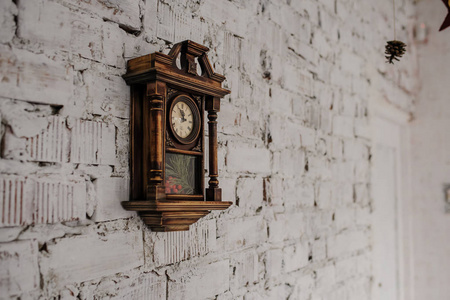 砖墙上的老式木钟
