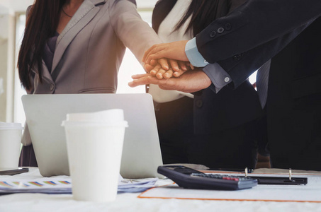 器策略图图报告和咖啡杯在办公桌上会议伙伴团队合作社区连接概念照片