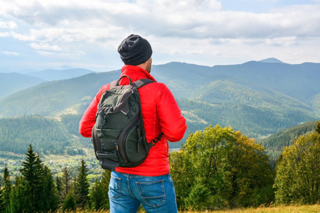 男性游客在山