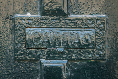 旧的生锈的信箱与 字母 在西班牙语 cartas
