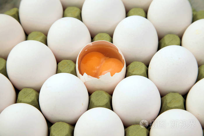 纸箱里有双黄蛋