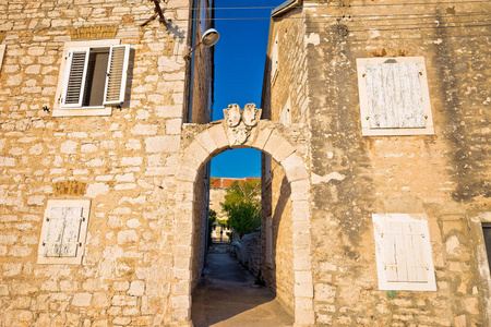 Zlarin 石建筑和门视图的地中海村庄
