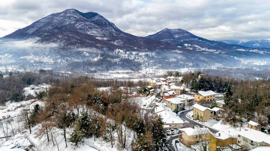 费雷拉迪瓦雷斯冬季景观的鸟瞰图是一个小村庄，位于不属于意大利瓦雷斯的山丘上。
