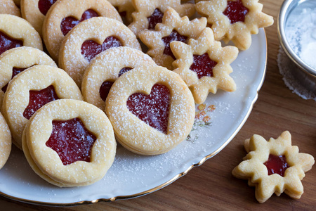 传统的 linzer 圣诞曲奇饼在盘子上排列圣诞节时, 餐桌上有面包,羊角