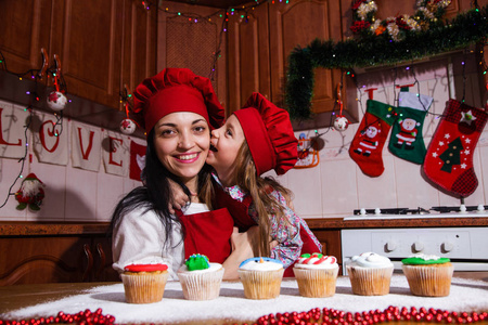 圣诞派对晚餐菜单甜点想法巧克力薄荷蛋糕奶酪奶油糖洒装饰母亲女儿新年红围裙厨师长糖果