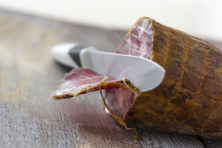 科西嘉传统肝肠杯片, 木制背景刀