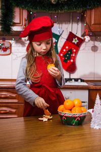 喜庆的红色围裙圣诞晚会晚餐甜点薄荷蛋糕奶酪奶油糖洒装饰女孩新年红围裙厨师长糖果