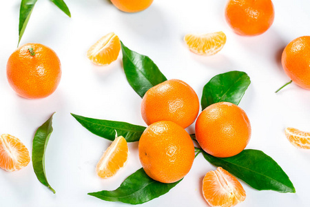 成熟的橙色橘子柑橘，叶子靠近白色背景。