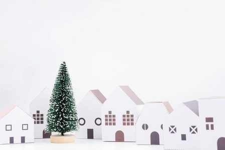 圣诞树在纸屋小镇孤立的白色背景与复制空间。圣诞节概念