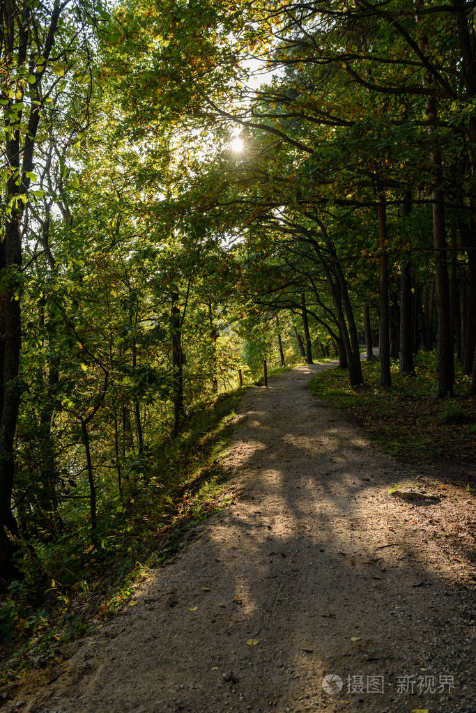 夏天乡间空荡荡的小路砾石表面