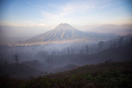 东爪哇卡瓦 Ijen 火山周围的山脉景观