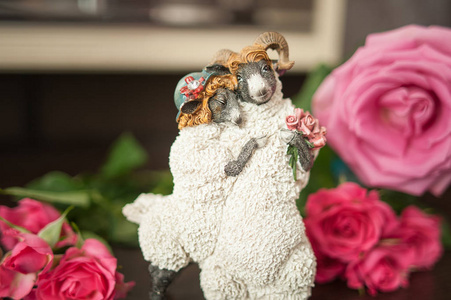 玩具山羊, 一对爱的情侣被玫瑰包围, 象征爱情