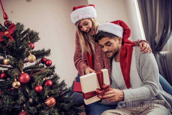 夫妻交换礼物的圣诞树