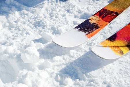 在晴朗的天气里, 一双滑雪板的前鼻子在雪地上穿一